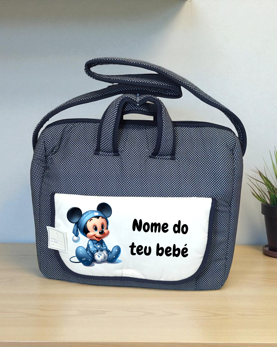 Mala azul escura com bolso branco e personagem Mickey bebé