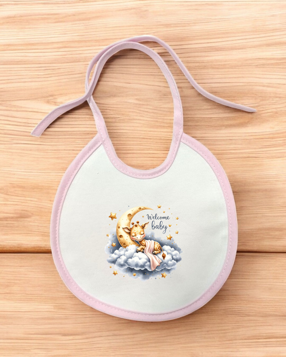 Babete de bebé branco com bordas cor de rosa e estampado com girafa, lua, estrelas e texto 'Welcome Baby'