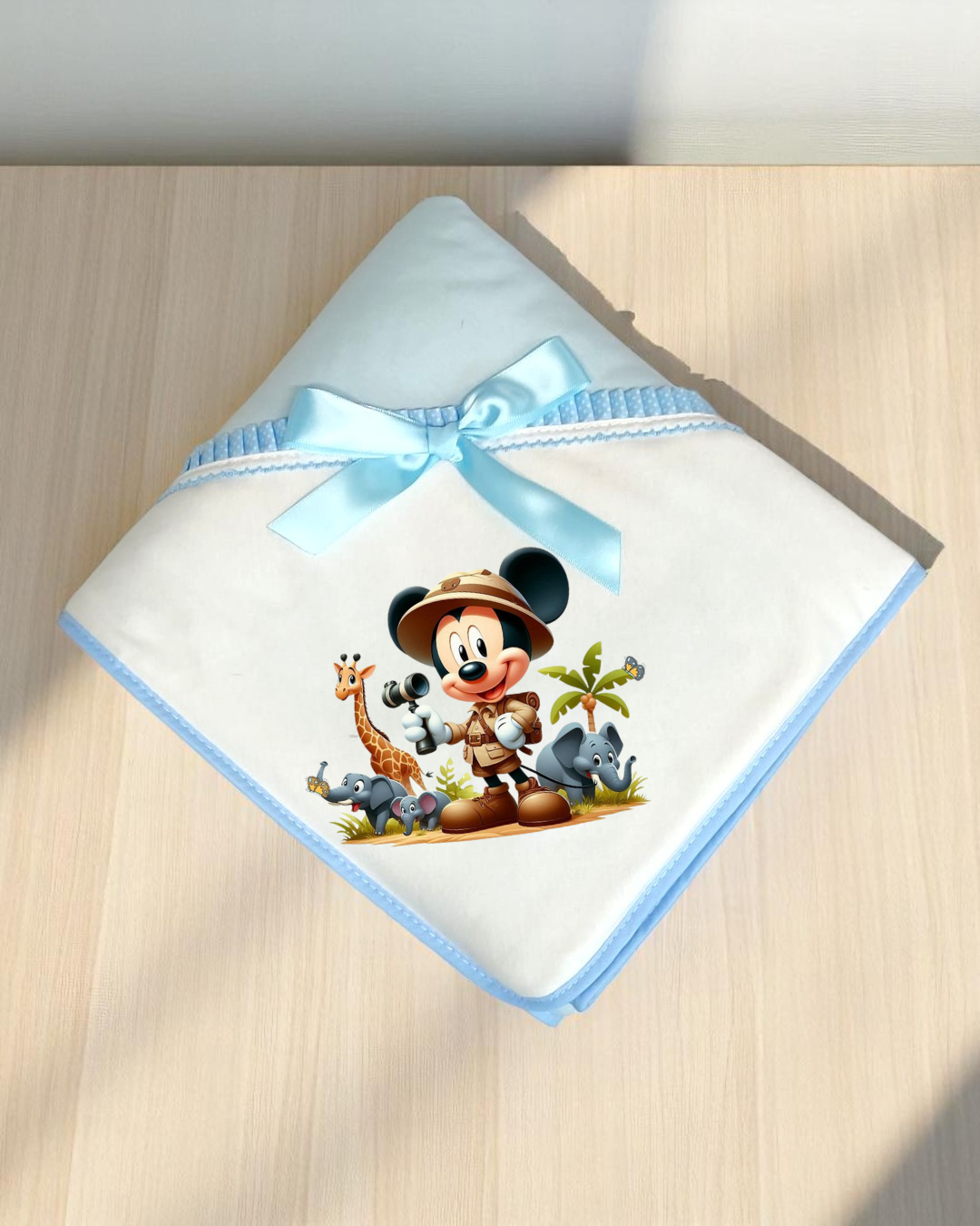 Manta branca para bebé com bordas azuis e imagem do Mickey Mouse explorador