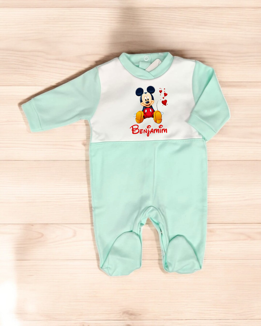 Babygrow verde água com parte branca e estampa do Mickey Mouse com texto Benjamim