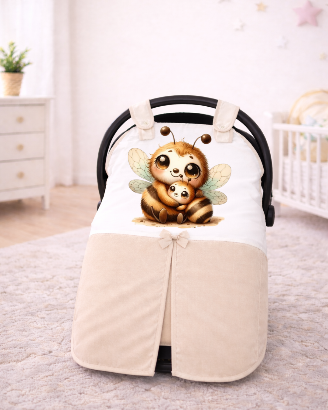 Capa para carrinho de bebé bege com estampado de duas abelhas fofas abraçadas