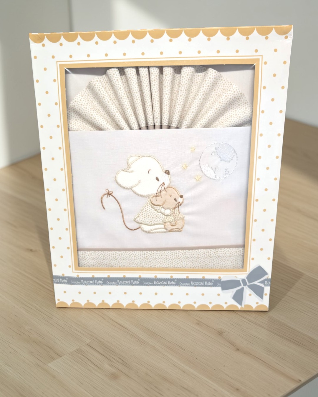 Jogo de cama infantil branco com bordado de ratinhas em caixa decorada