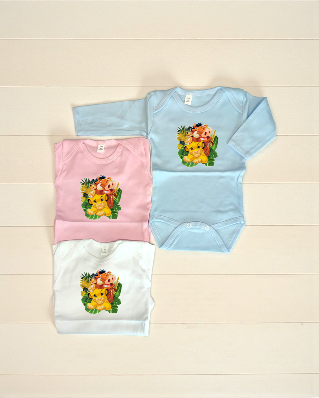 Bodies para bebé com personagens de desenho animado em azul claro, rosa e branco