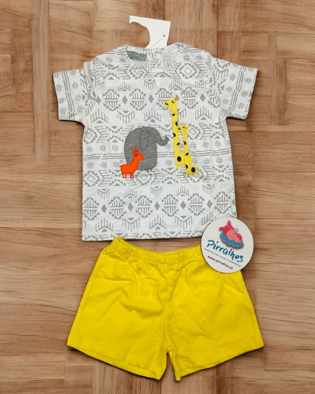 Conjunto infantil de verão com t-shirt estampada e calções amarelos
