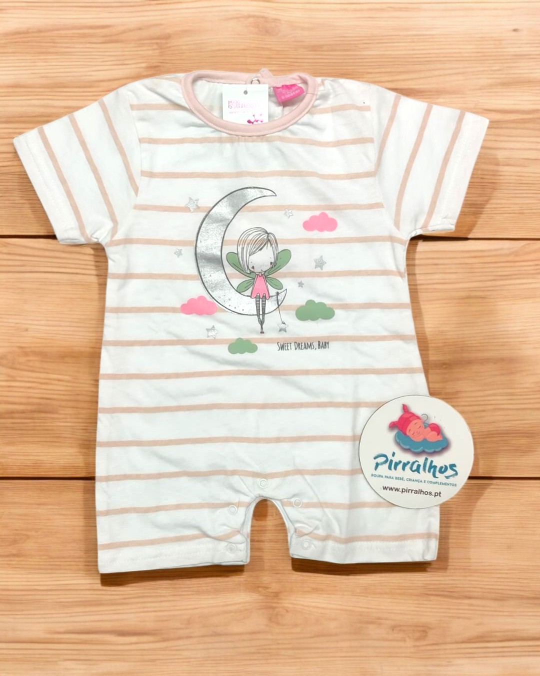 Macacão curto para bebé com padrões listrados bege e branco e ilustração de fada na lua