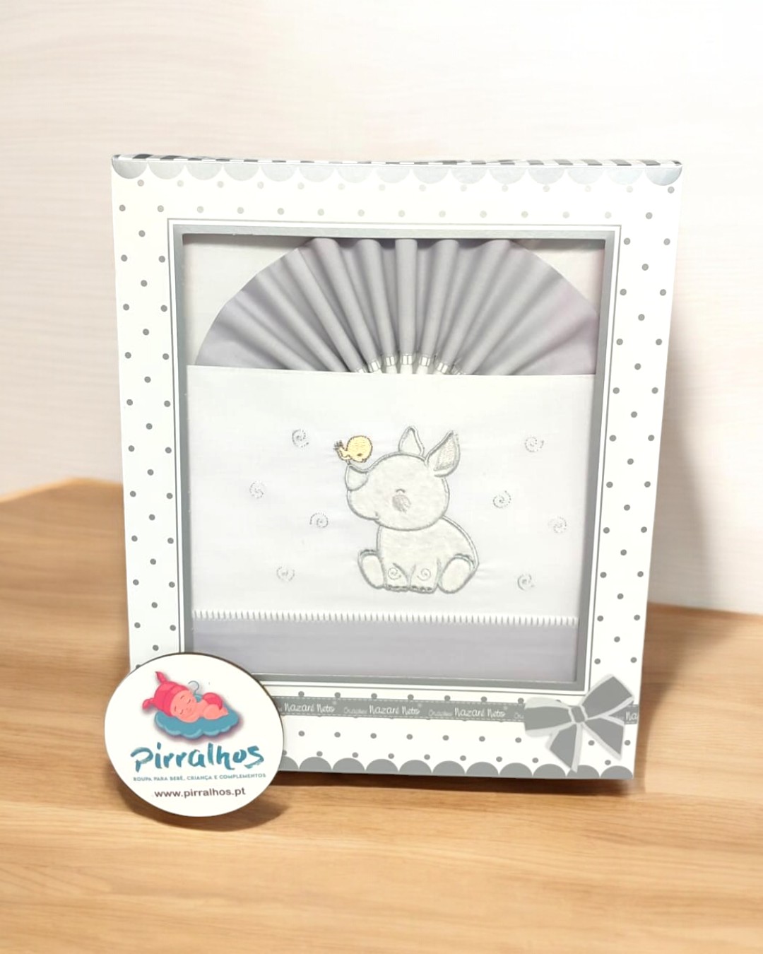 Conjunto de roupa de bebé em caixa com desenho de porquinho cinzento e pássaro amarelo