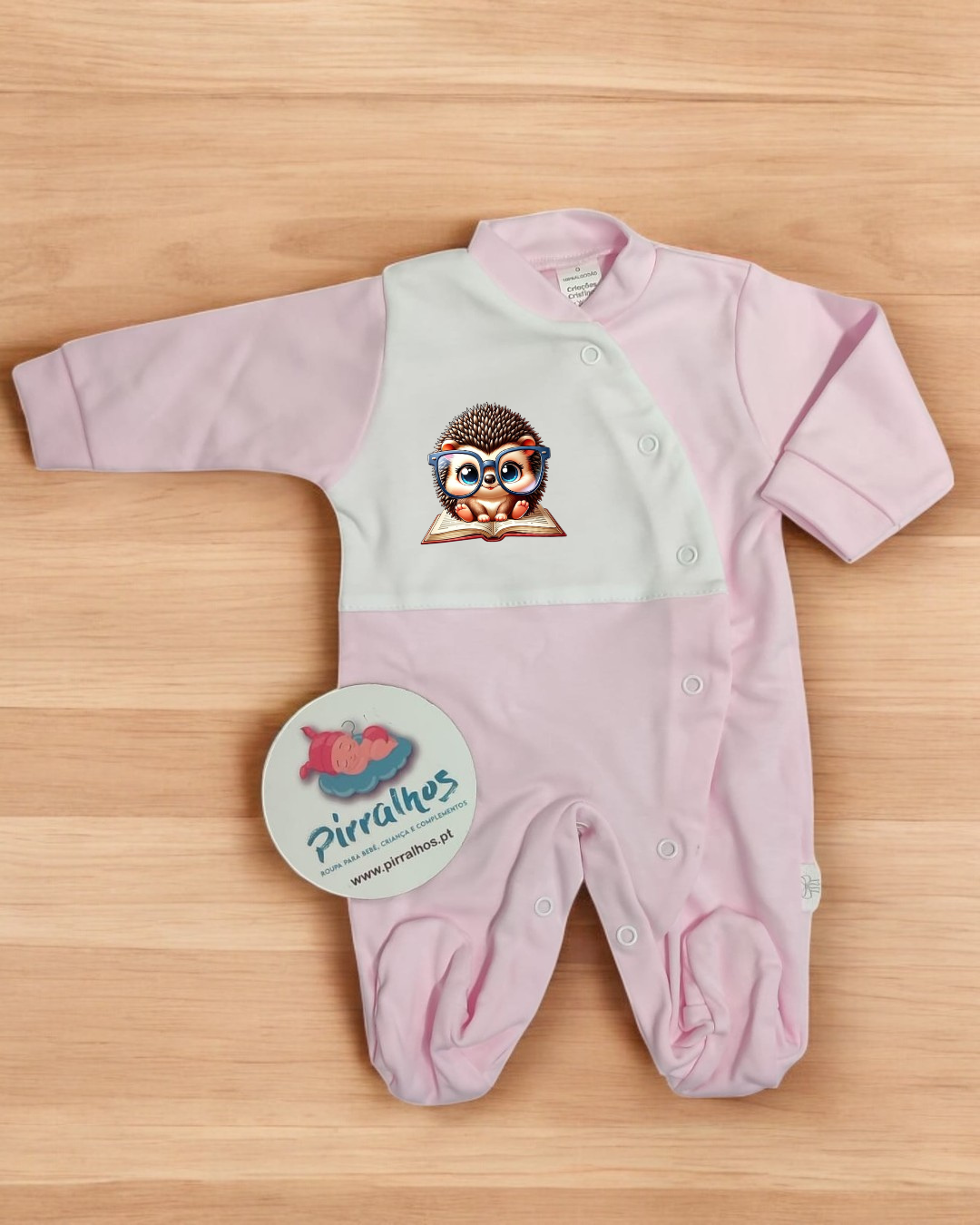 Body de bebé rosa com estampa de ouriço a ler, botões de pressão e etiqueta redonda