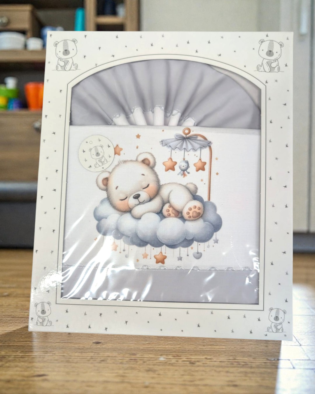 Conjunto de roupa de cama cinza para bebé com desenho de urso a dormir