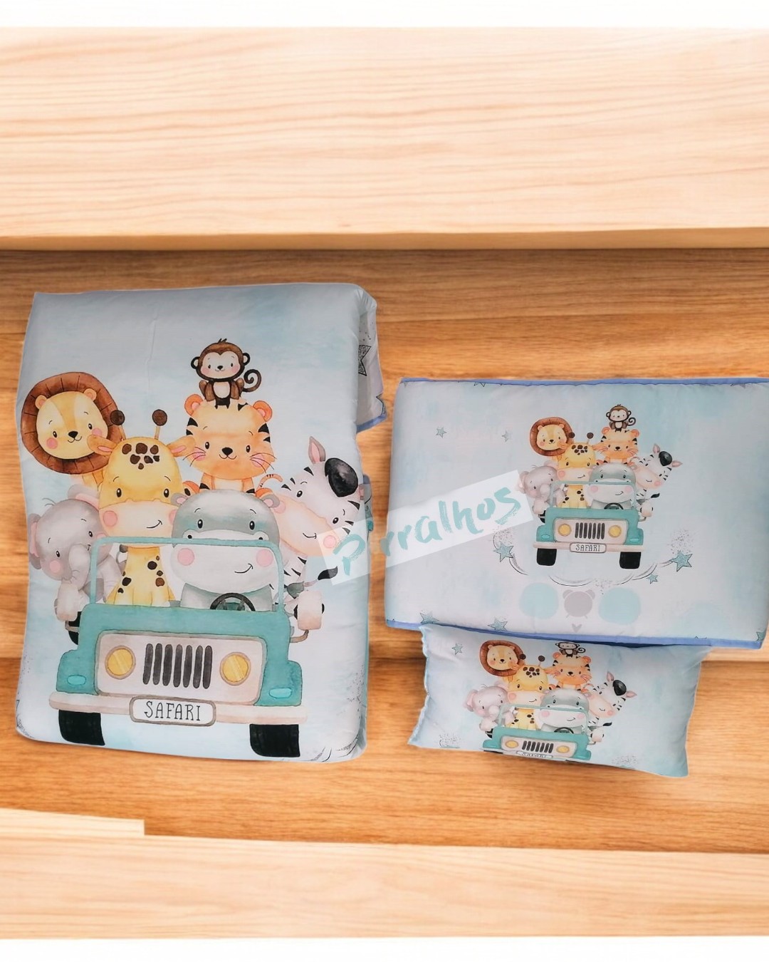 Roupas de cama infantis com desenho de animais de safári num carro verde
