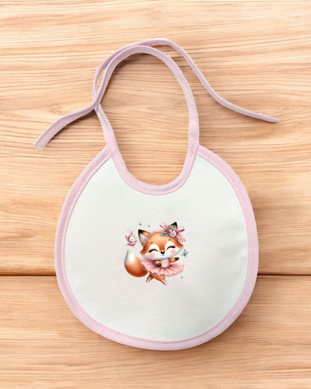 Babete infantil branco com bordas rosas e estampa de raposa bailarina