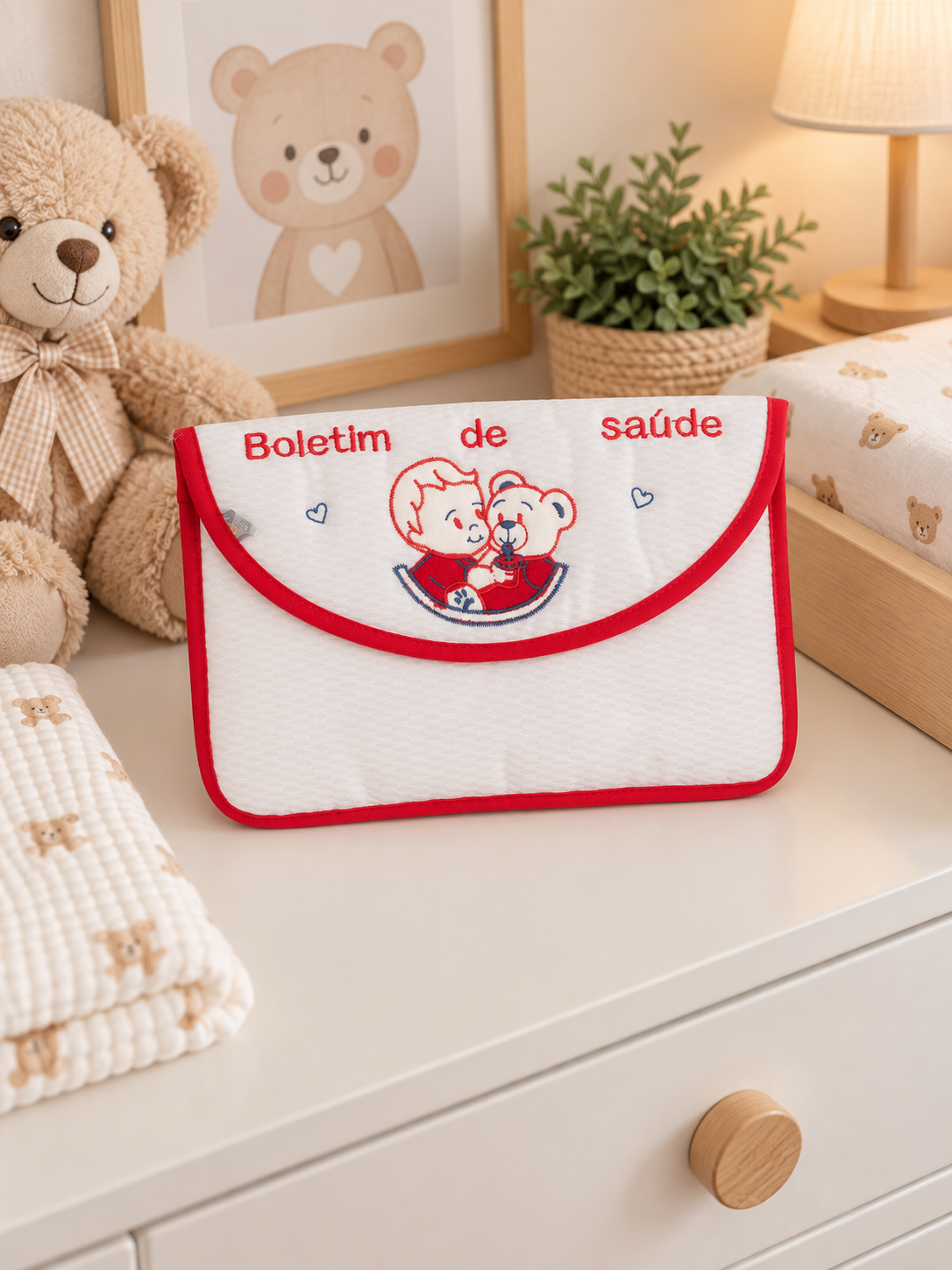 Bolsa de tecido branco com bordas vermelhas e texto Boletim de saúde