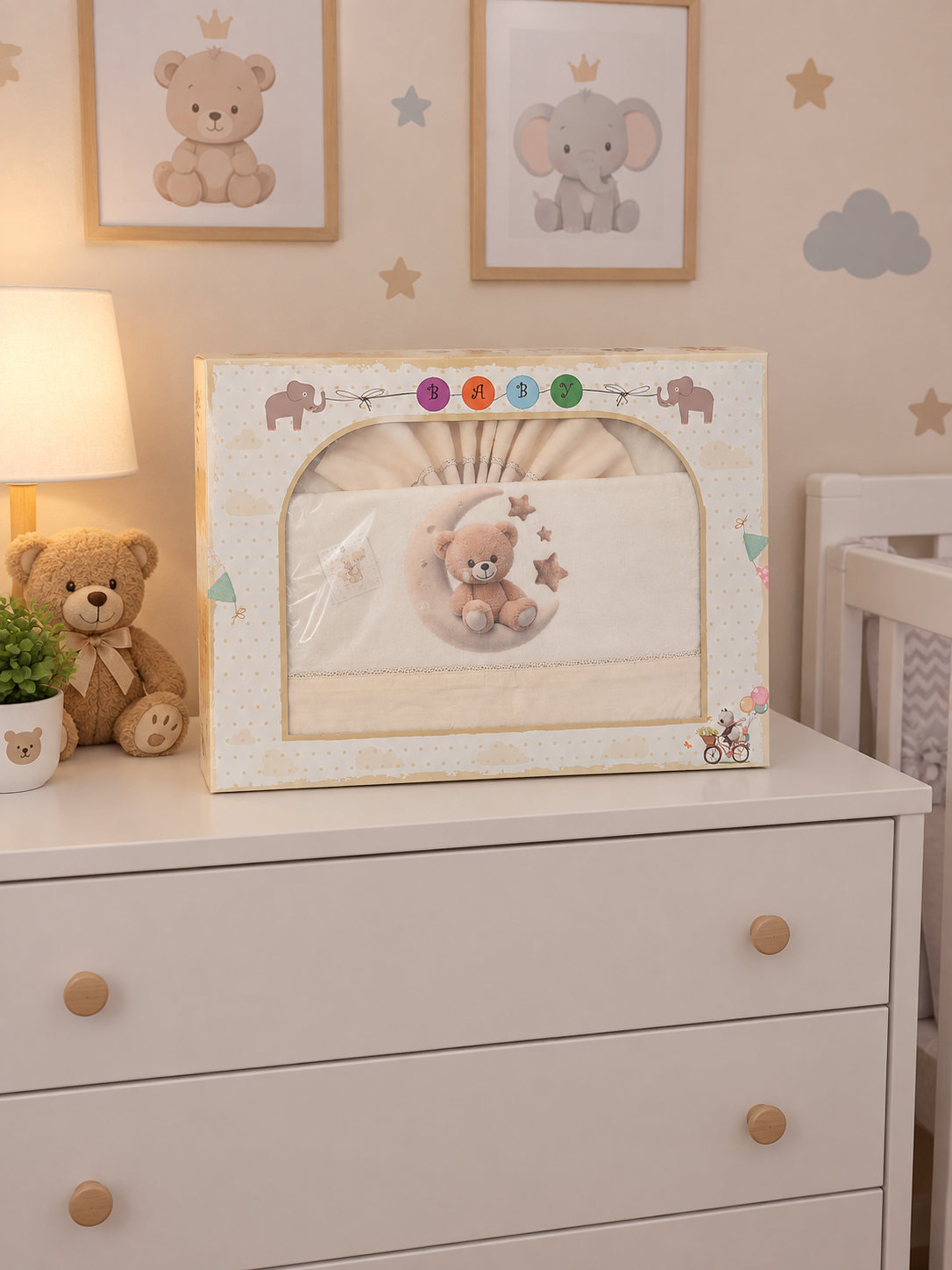 Conjunto de roupa de cama para bebé com ursinho e lua em embalagem sobre cómoda branca