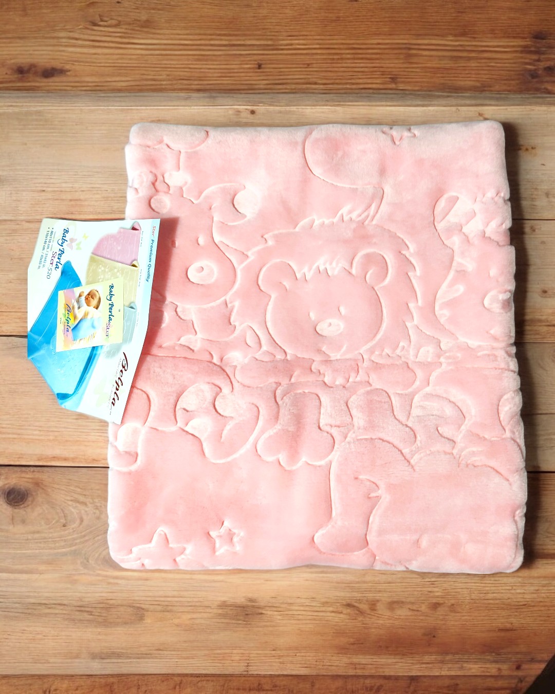 Manta infantil rosa com relevo de animais e etiqueta de papel