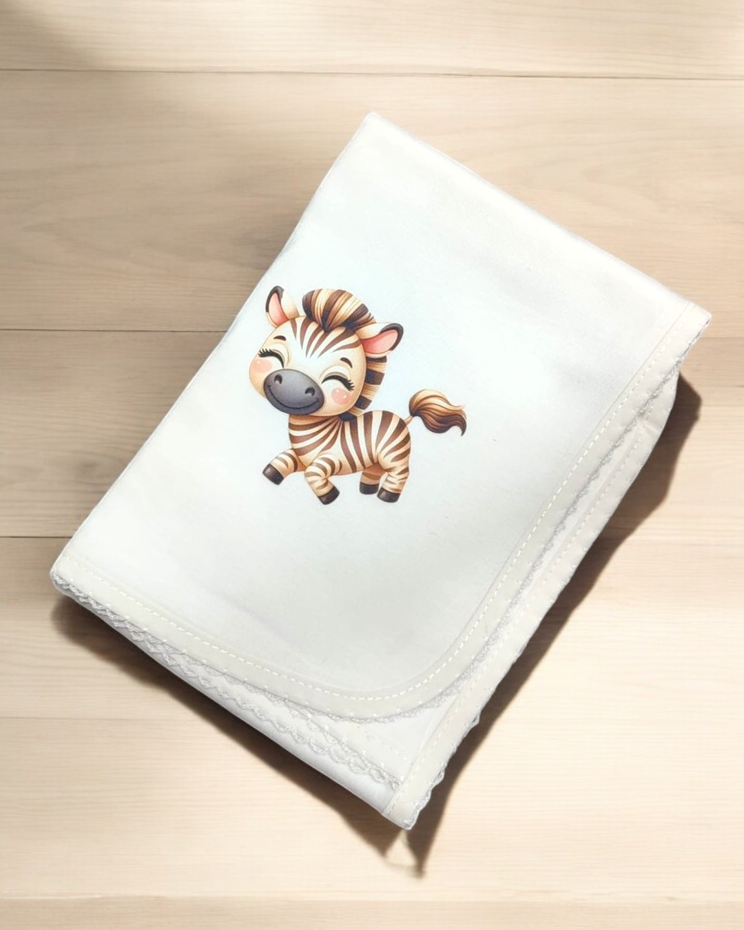 Manta branca com desenho de zebra sorridente