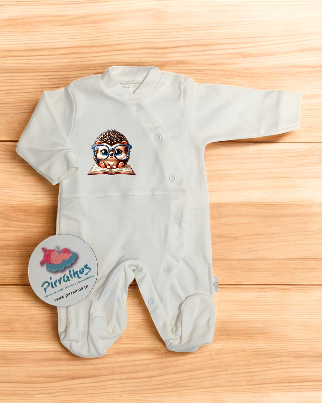Macacão branco de bebé com estampa de ouriço a ler em madeira clara