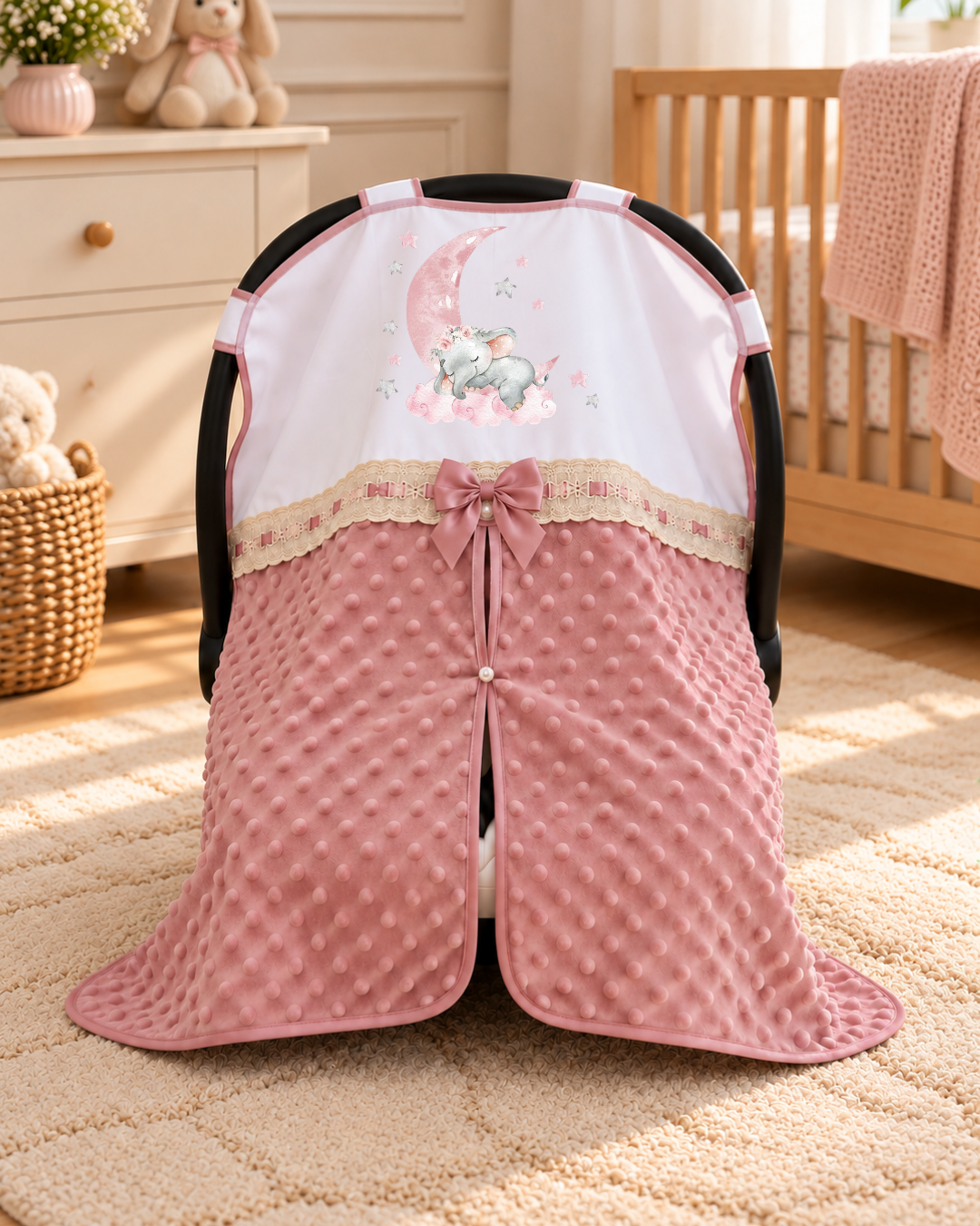 Capa de cadeirinha de bebé rosa e branca com elefante e lua decorativos