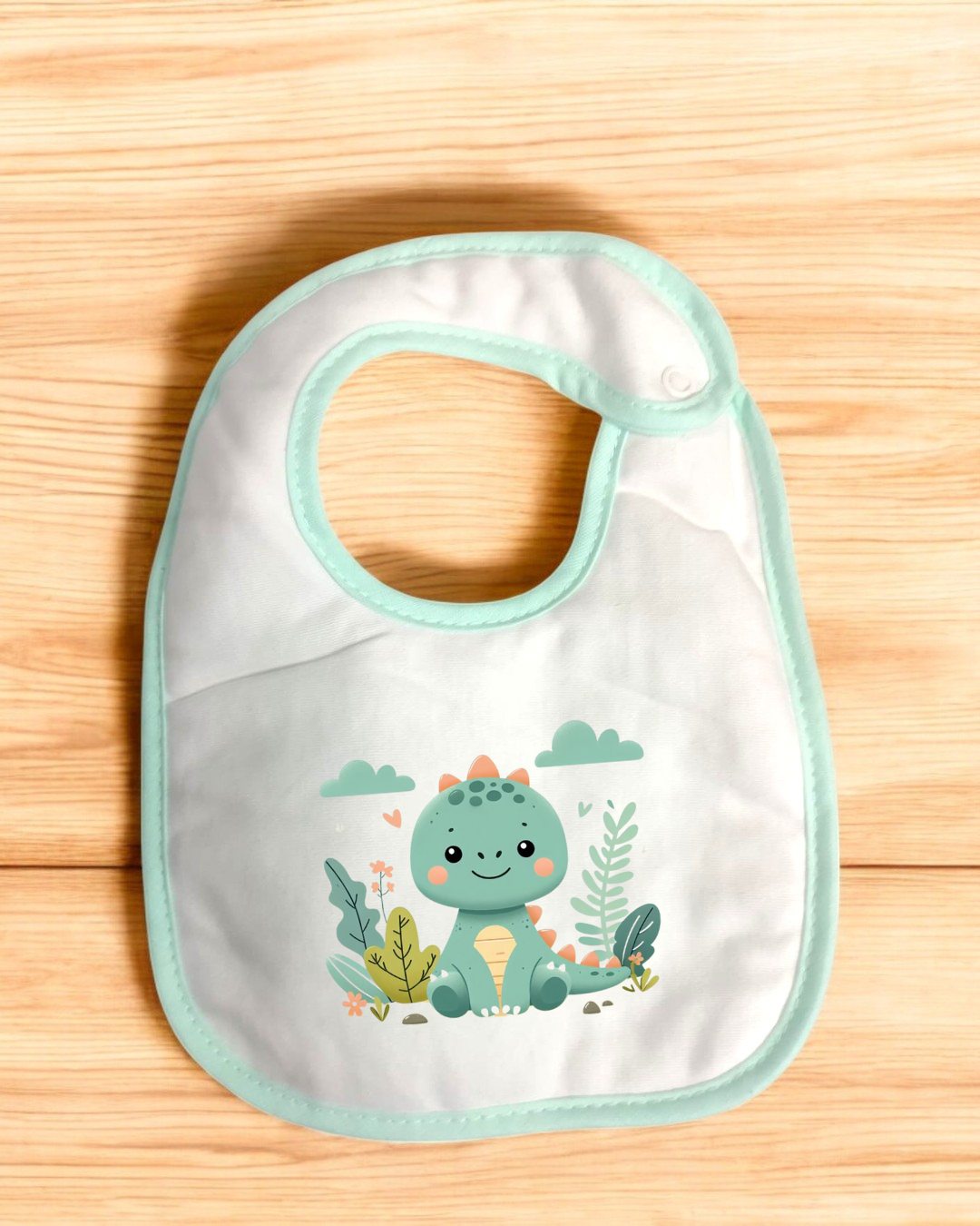 Babete branco com borda verde clara e estampado de dinossauro