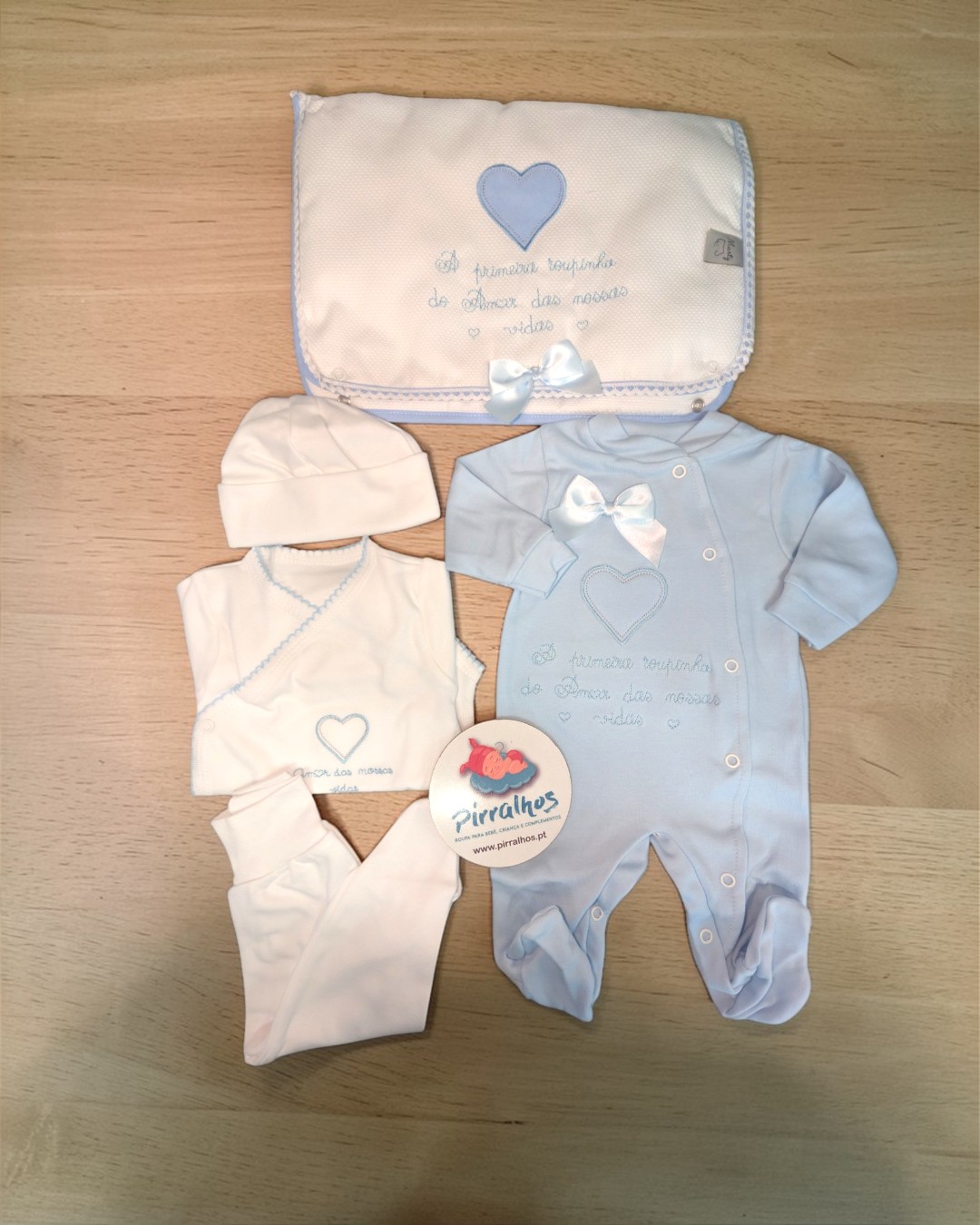 Conjunto de roupa para bebé azul e branco com toalha, macacão, camisola, calças e gorro com corações e laços