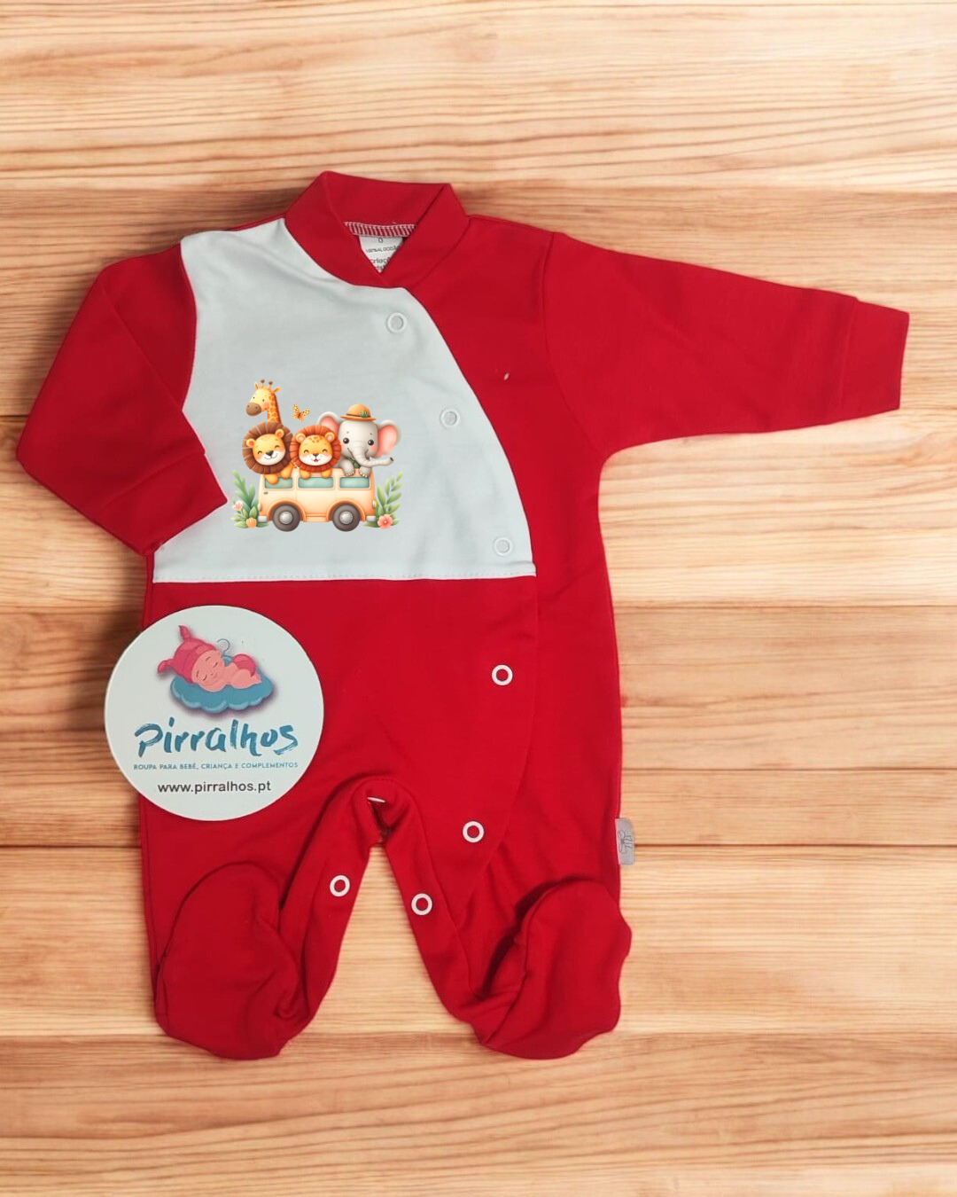 Pijama de bebé vermelho e branco com desenhos de animais e etiqueta Pirralhos.