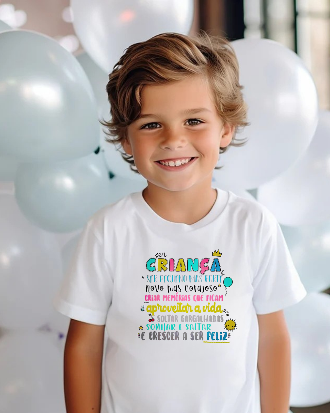 Menino sorridente com camiseta branca com texto colorido em português, fundo com balões brancos.