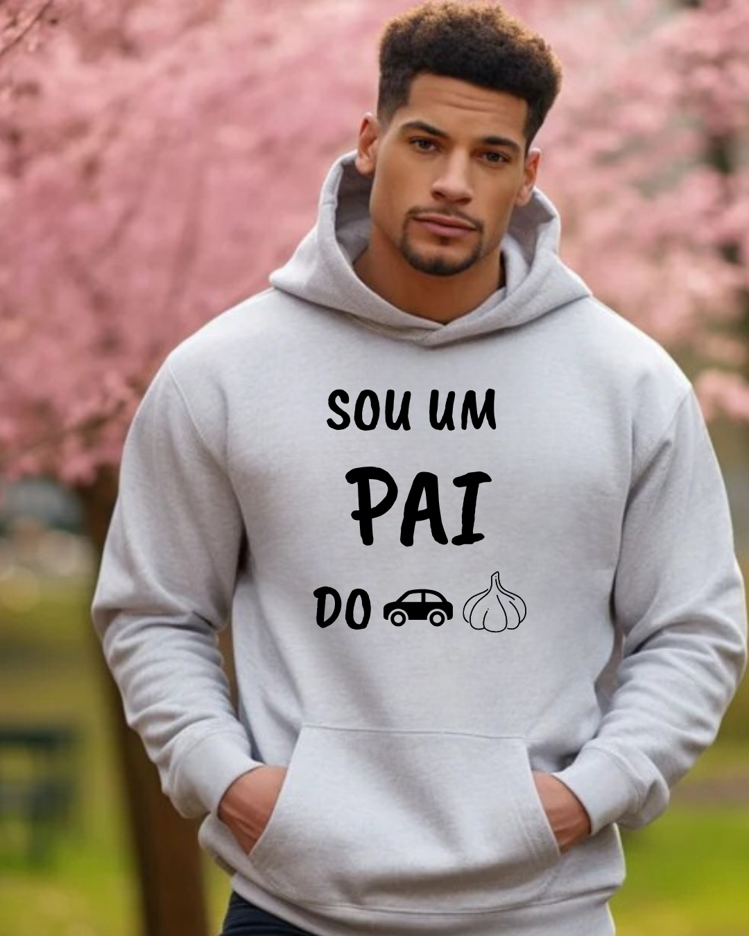 Sweatshirt cinzenta com texto e emojis usada por homem ao ar livre