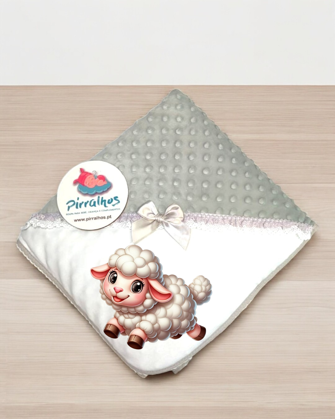 Manta de bebé cinzenta com textura bolinhas e branca com ovelha e laço