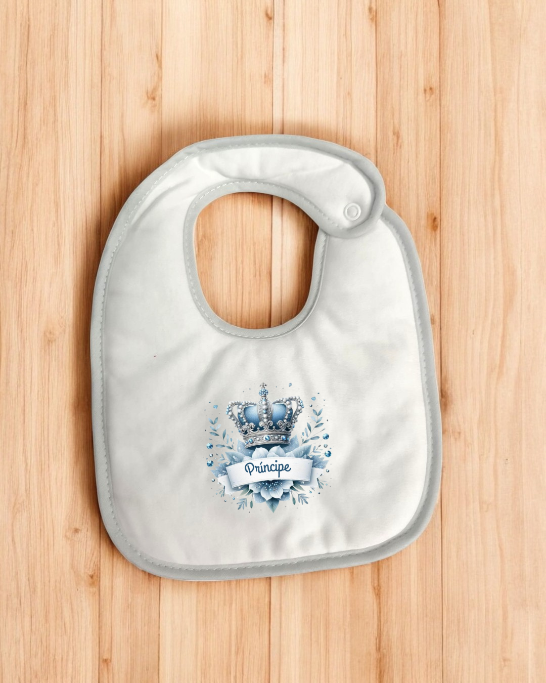 Babete branco para bebé com coroa azul e palavra 'Príncipe'
