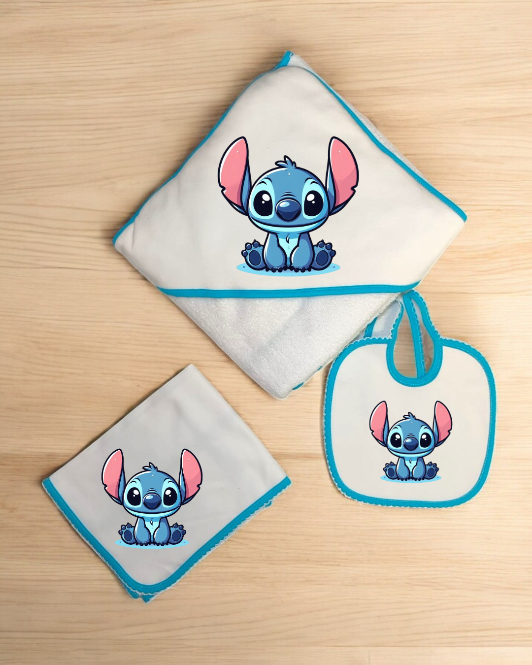 Conjunto de bebé branco com bordas azuis e estampas do personagem Stitch.