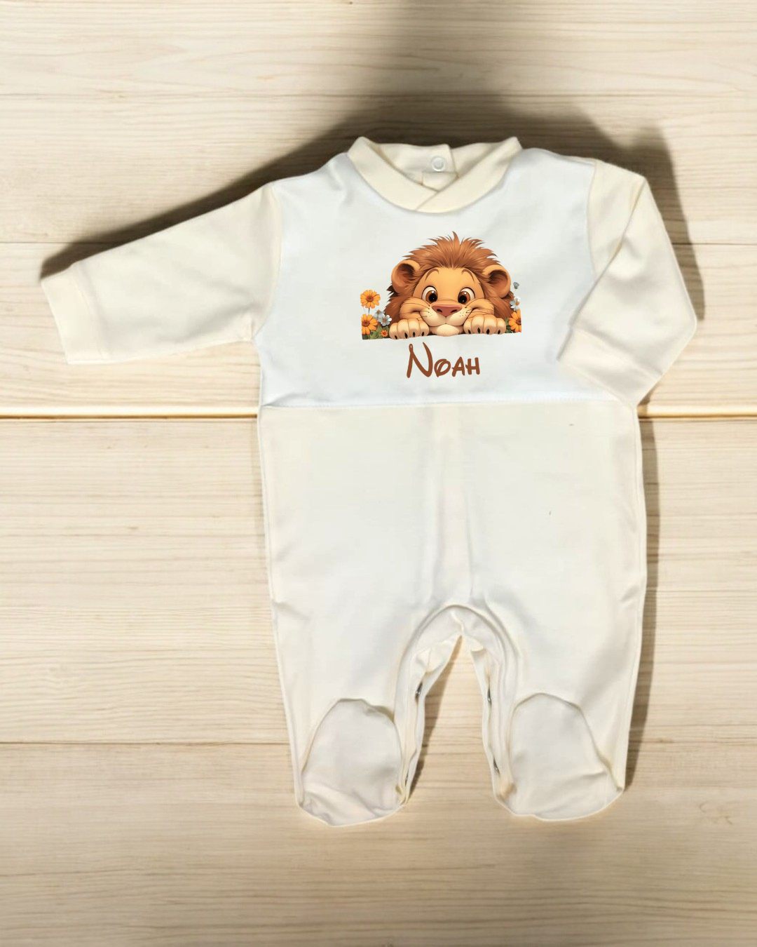 Pijama branco de bebé com estampa de leão e nome Noah