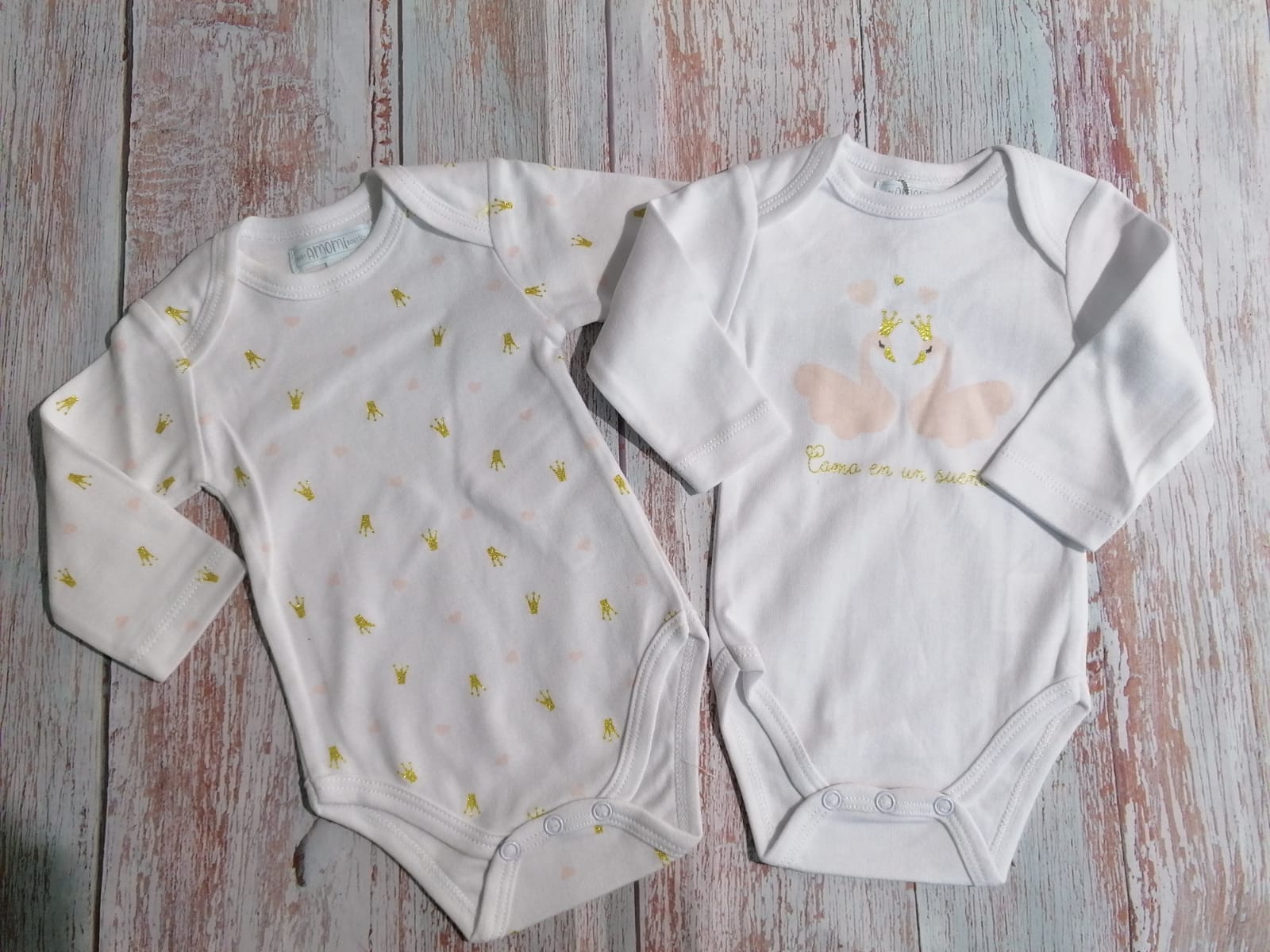 Dois bodies de bebé em algodão com mangas compridas, um com padrão de abelhas e outro com desenho de bailarina