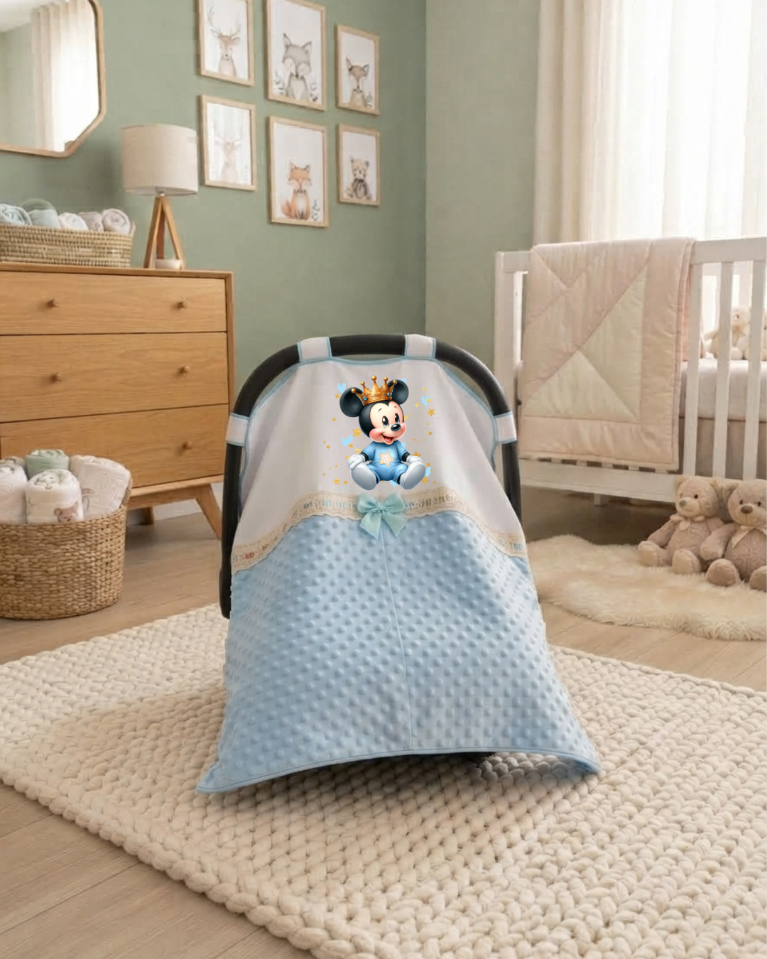 Capa para ovo de bebé azul com estampa de Mickey e cômoda de madeira em quarto infantil