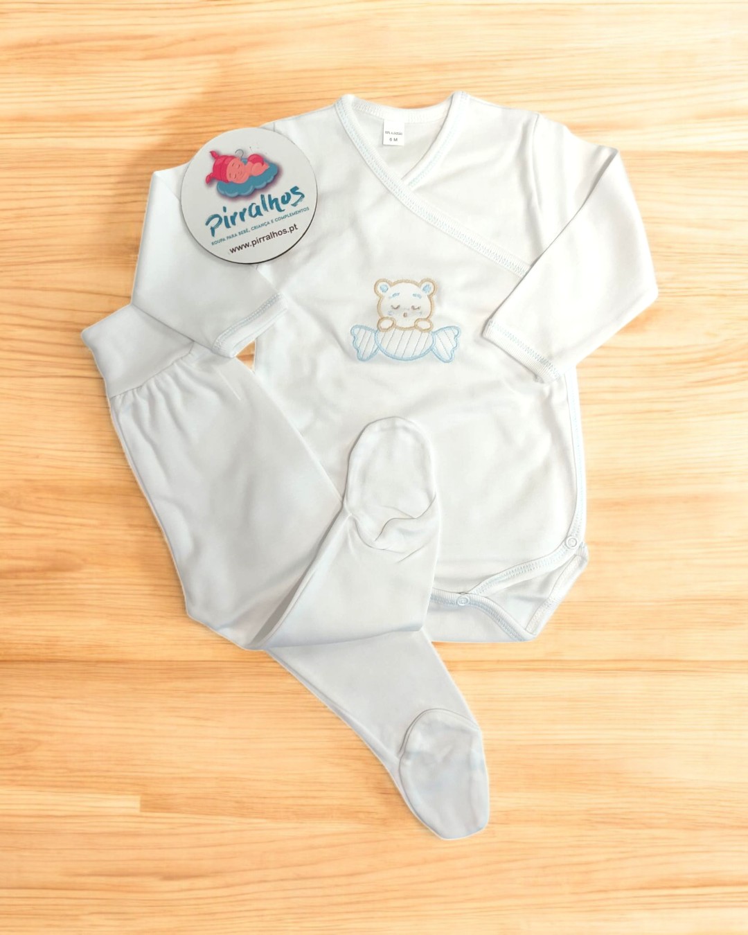 Conjunto bebé branco com body e calça, bordado ursinho e etiqueta Pirralhos