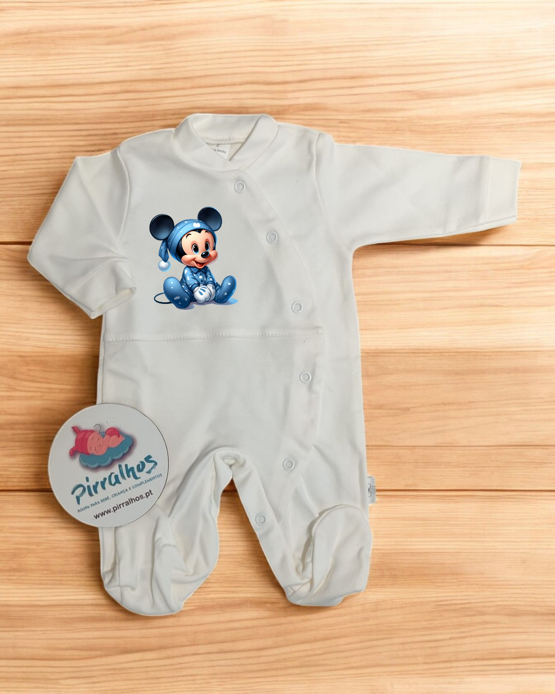 Fato de bebé branco com estampa de rato azul e etiqueta Pirralhos