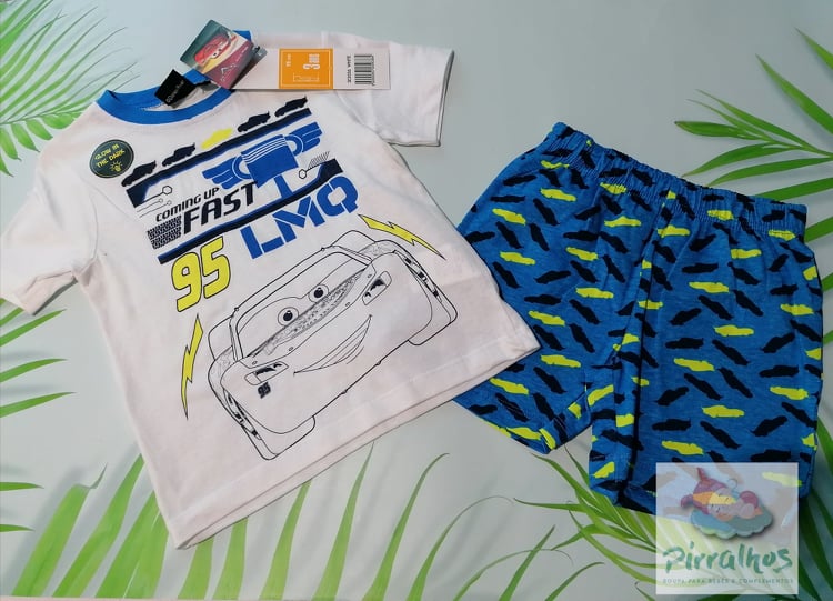Conjunto infantil de camiseta com Cars e calções azuis com padrões de carrinhos