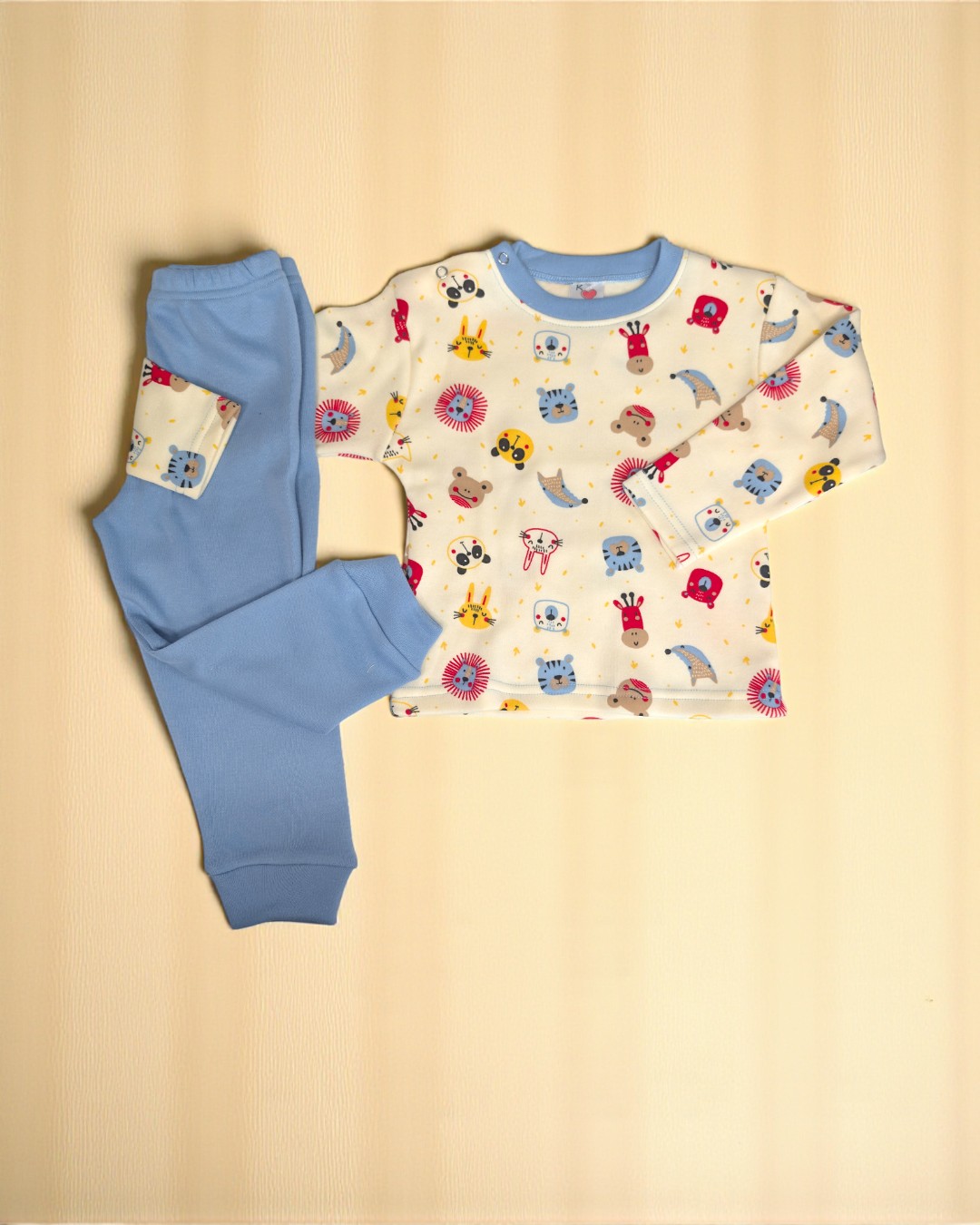 Conjunto bebé camisola branca estampada com animais e calças azuis