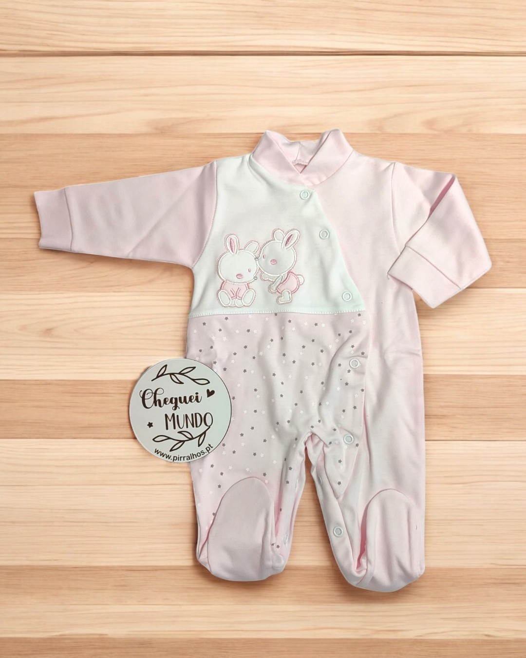 Macacão de bebé rosa com desenhos de coelhos bordados