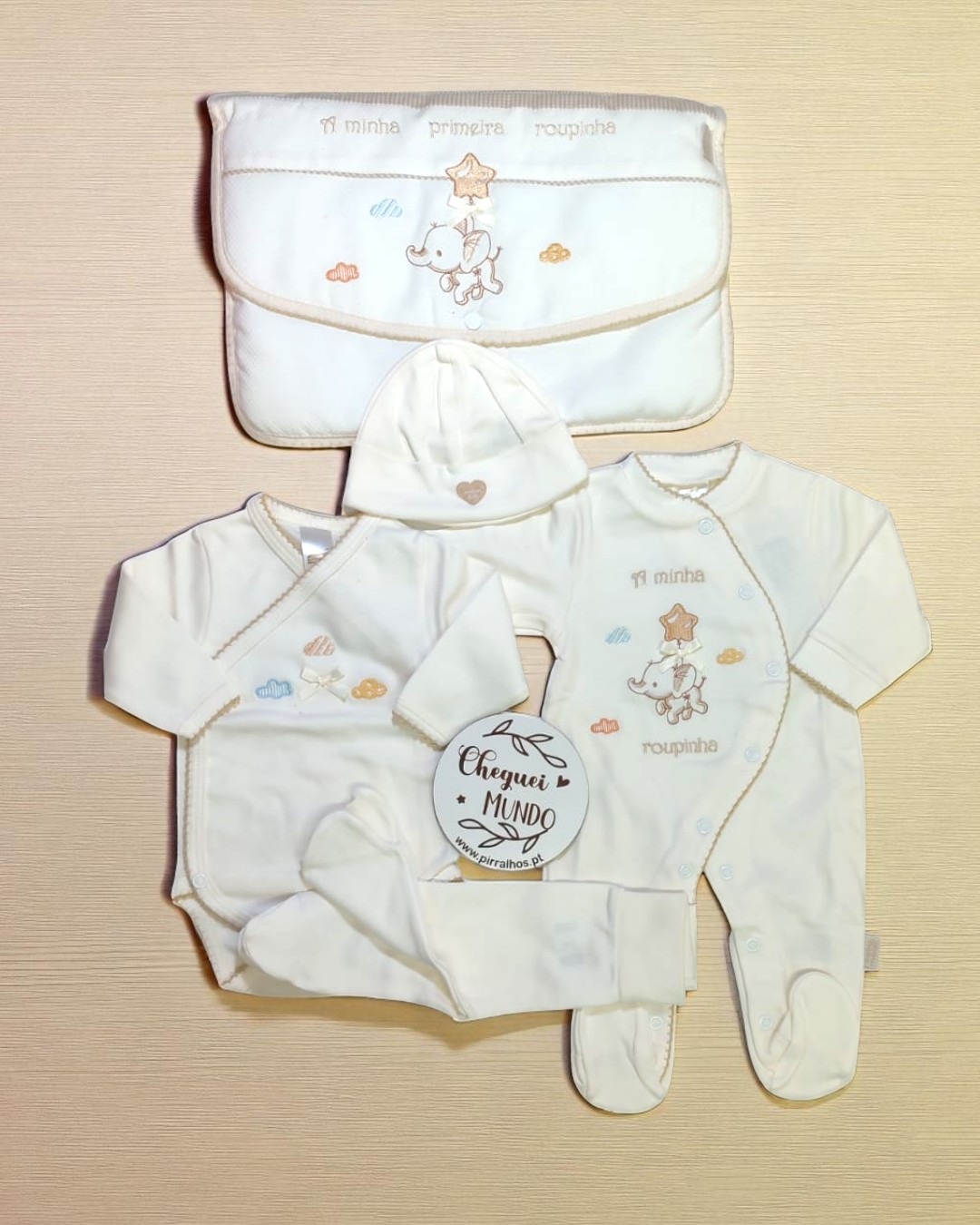 Conjunto de roupa de bebé branco com bordados coloridos e texto em português