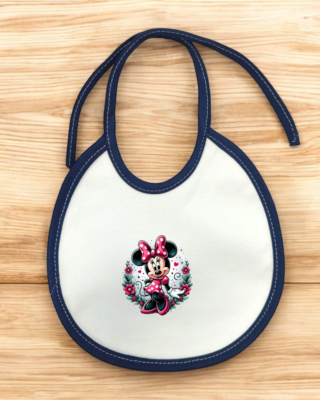 Babete branco com borda azul e estampa da Minnie Mouse no centro