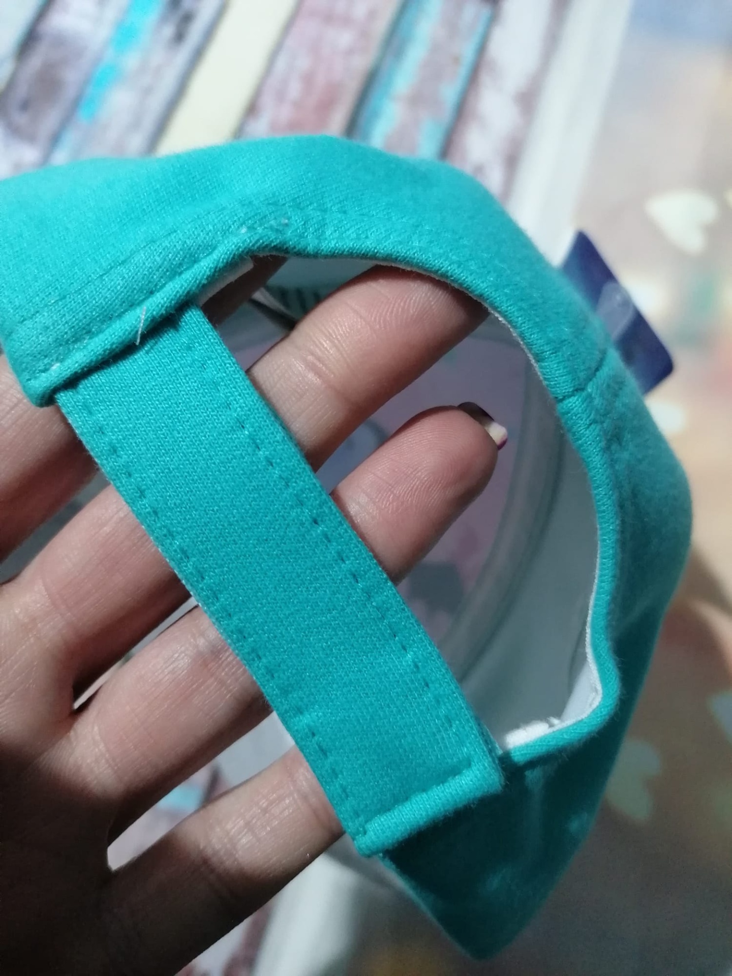 Parte traseira de boné azul turquesa com fita ajustável