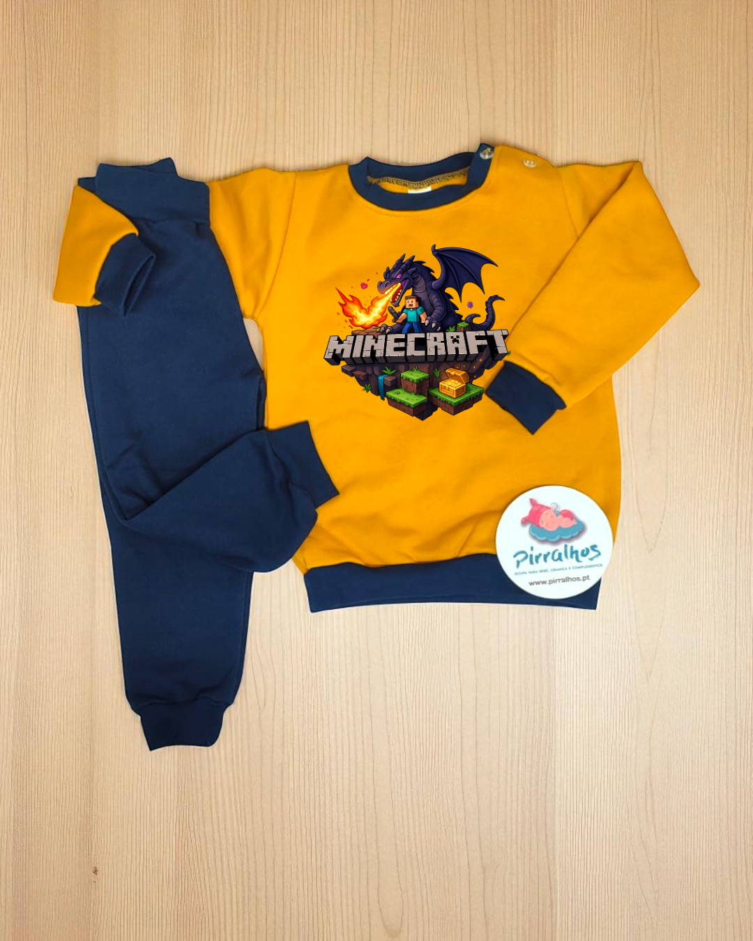 Conjunto infantil amarelo e azul com estampa Minecraft e etiqueta Pirralhos