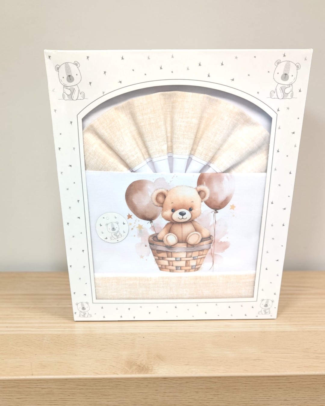 Conjunto de fraldas com estampa de ursinho em balão numa caixa branca decorada