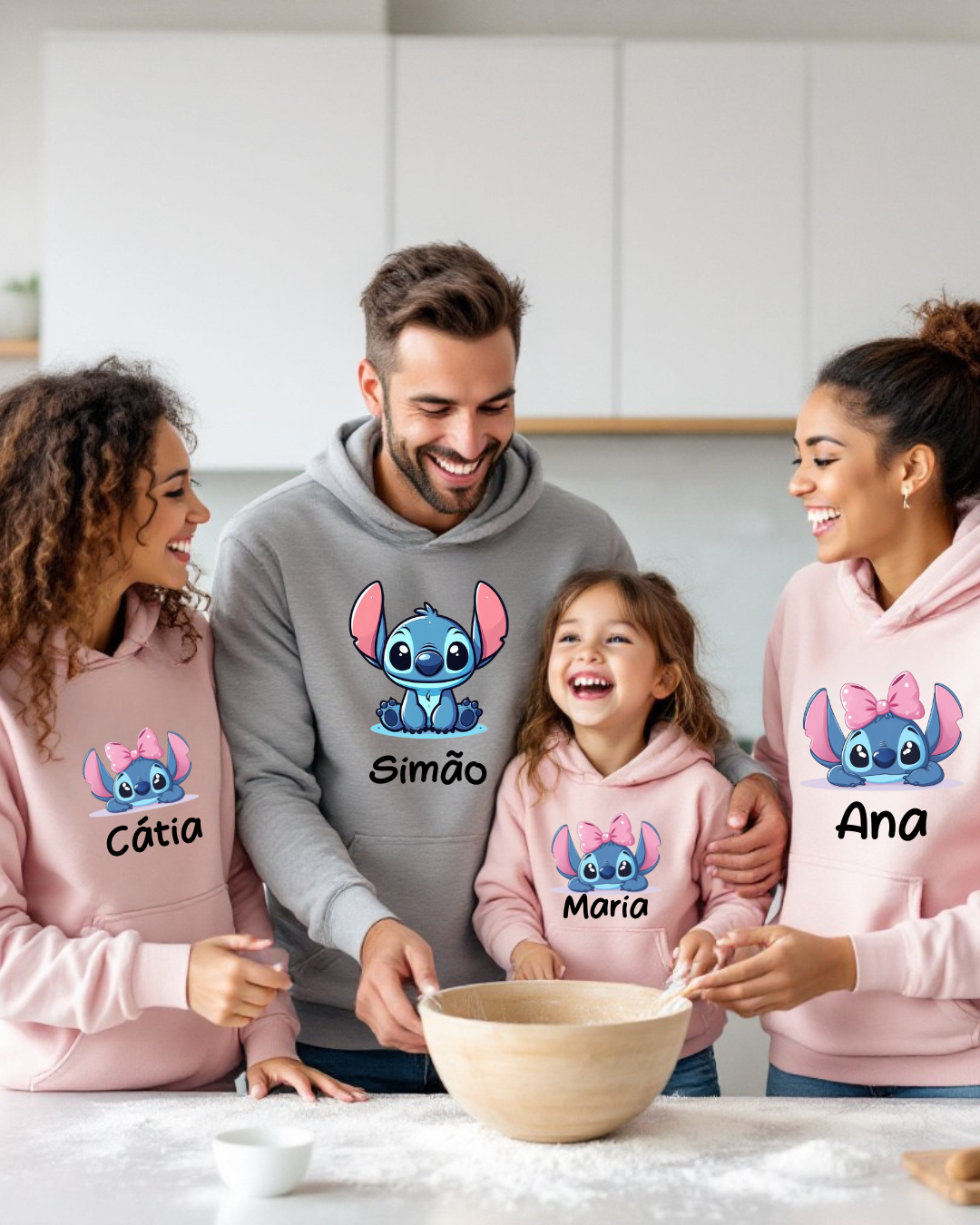Família a cozinhar com sweatshirts estampadas de Stitch com laços cor-de-rosa e nomes personalizados.