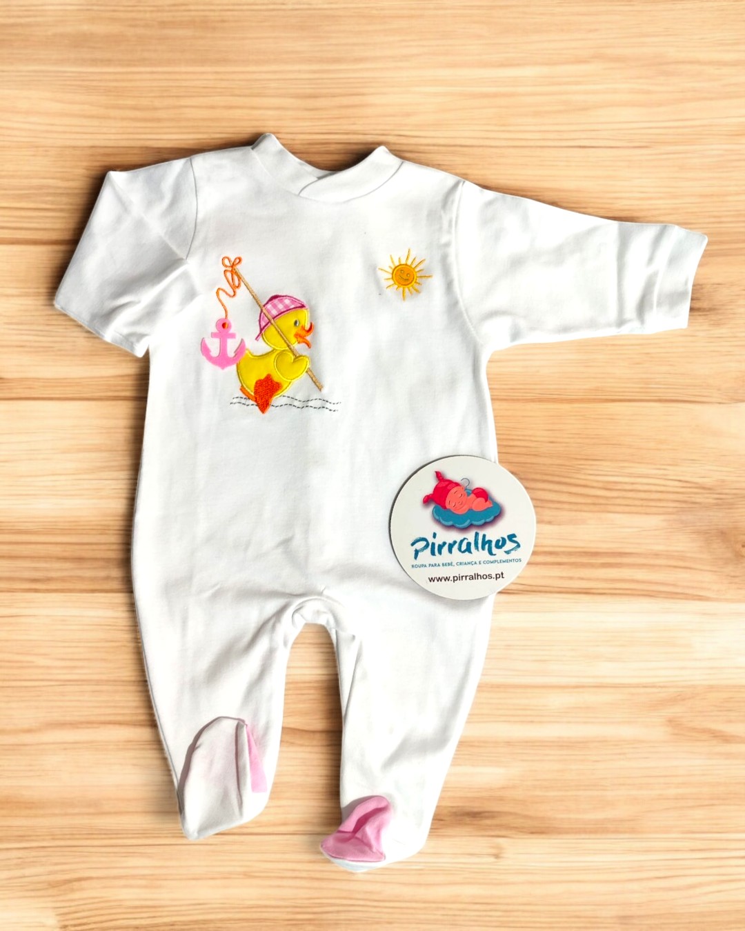 Pijama branco para bebé com pato colorido e etiqueta Pirralhos