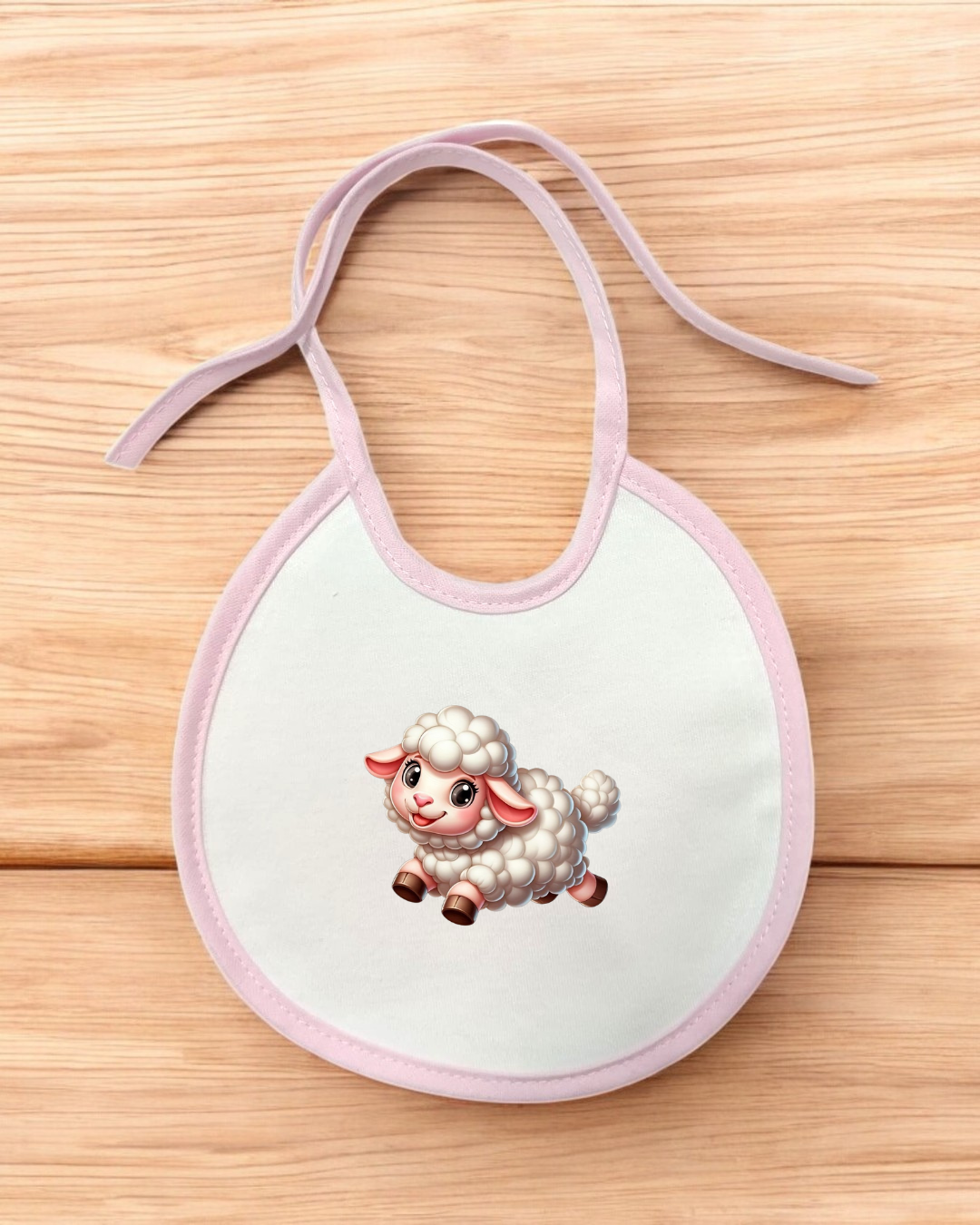 Babete branco com bordas cor-de-rosa e estampa de cordeirinho