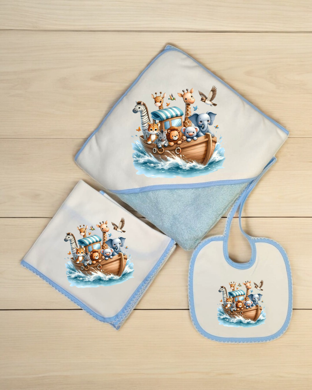 Conjunto de toalha de banho com capuz, fralda e babete com estampa de barco e animais.