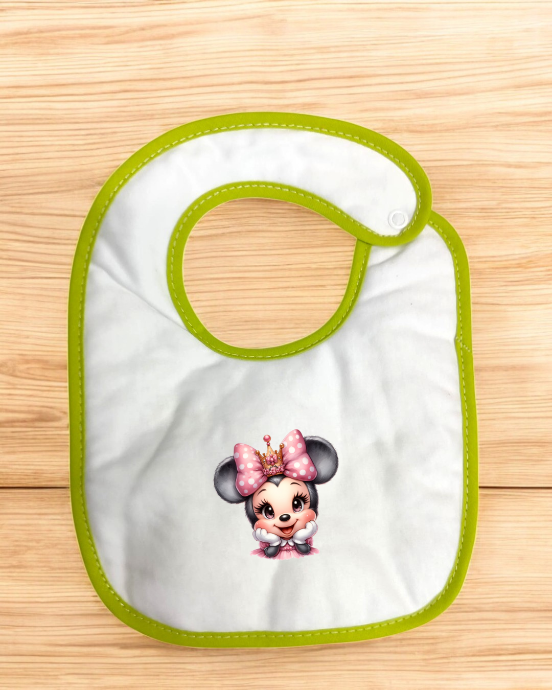 Babete branco com bordas verdes e desenho de personagem animada