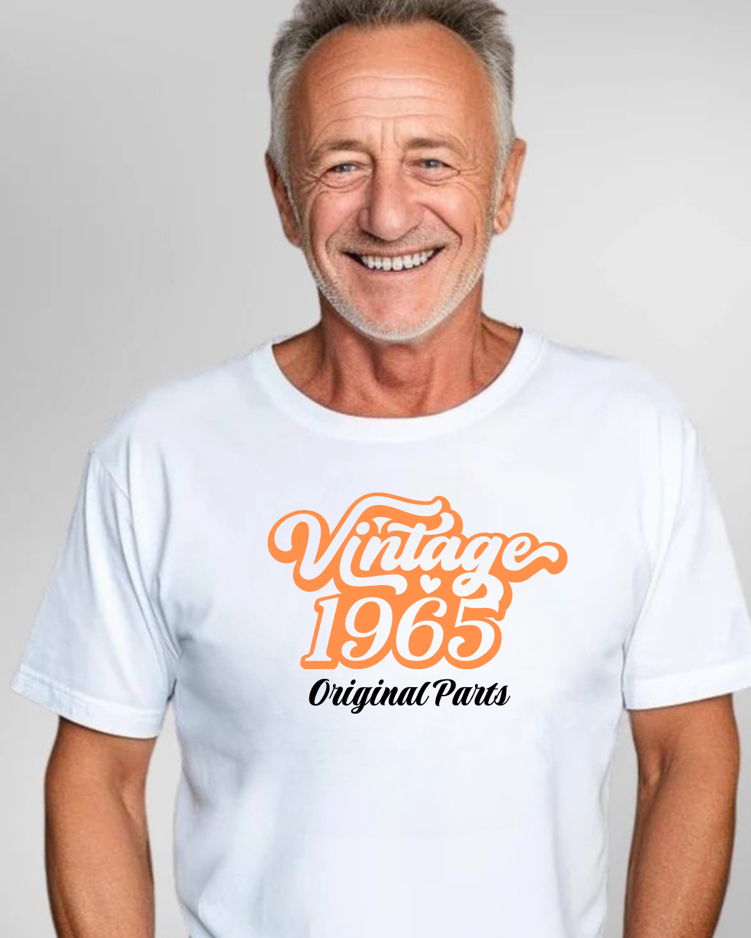 Camiseta branca com estampa 'Vintage 1965 Original Parts'