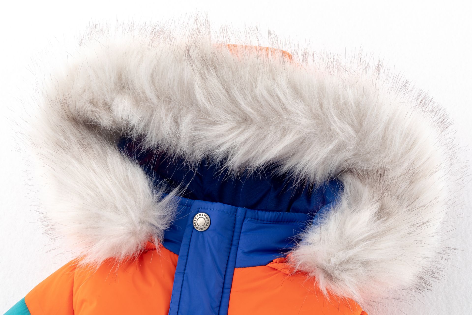 Casaco de criança acolchoado laranja e azul com capuz peludo