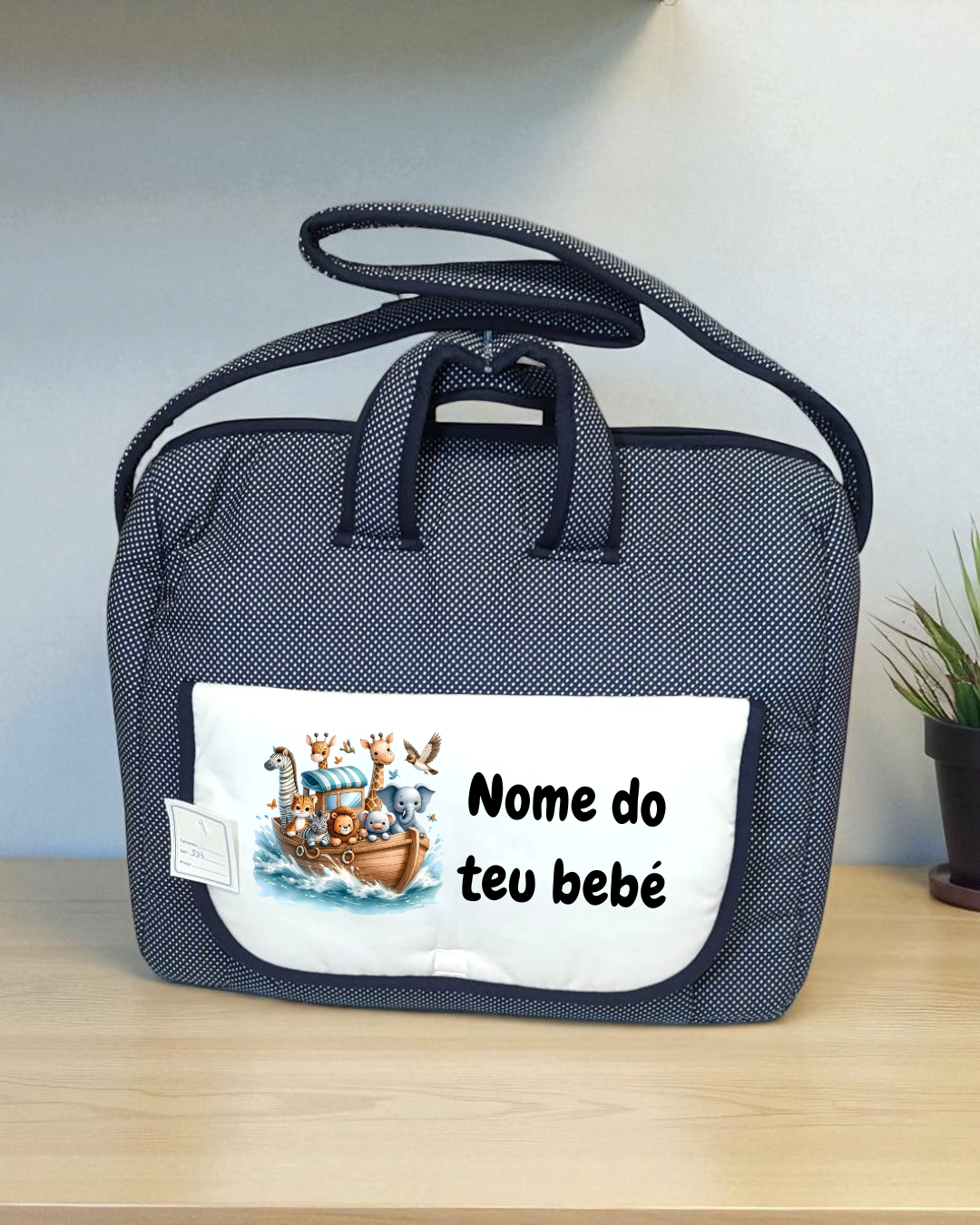Bolsa azul com bolso branco e desenho de arca com animais