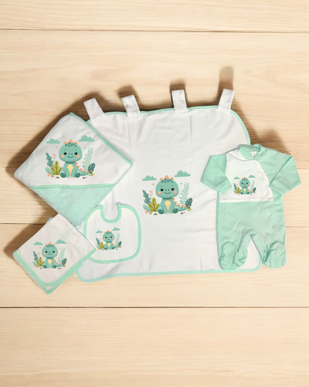 Conjunto de roupa de bebé com padrão de dinossauro azul e plantas